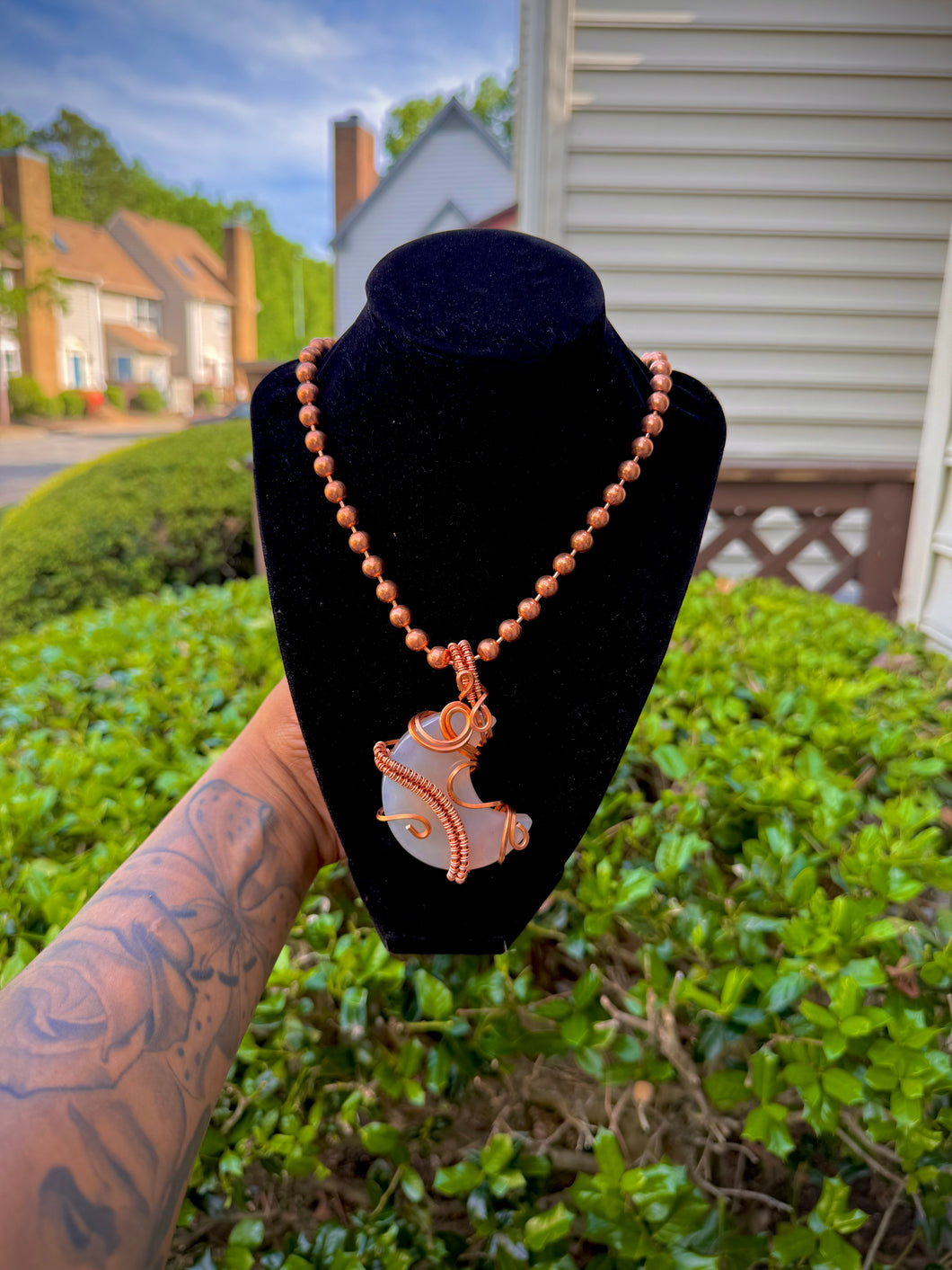 Flower Agate Moon Neck Peace